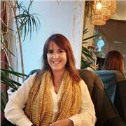 Diseño de interiores: Los principios fundamentales del diseño de interiores, como la planificación de espacios, la selección de materiales, la iluminación, la combinación de colores y la disposición de muebles.